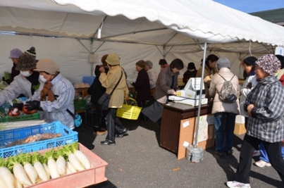 町で収穫した野菜、特産品などの販売を行いました