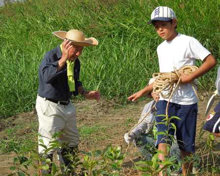 植樹方法を教える宮脇先生