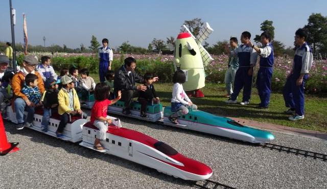 県立春日部工業高校機械科の生徒が製作したミニ新幹線の乗車イベントです