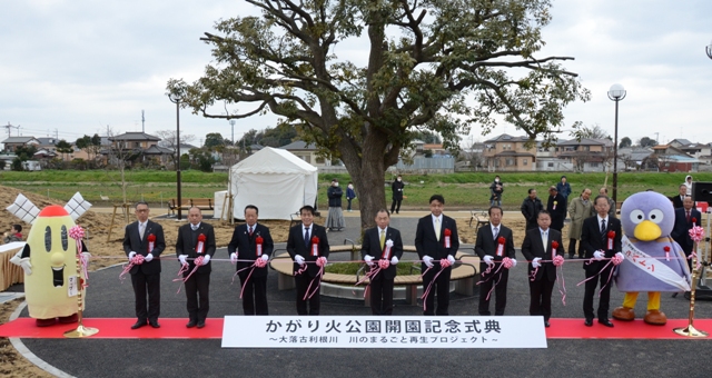 松伏町長を始め来賓の方によるテープカット