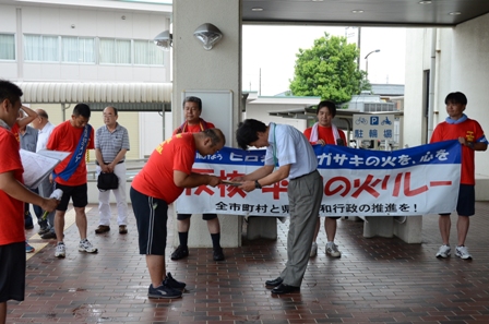 広島・平和公園に灯る「平和の火」を手に、若者たちが走り継ぐ「反核平和の火リレー」が今年も始まりました。