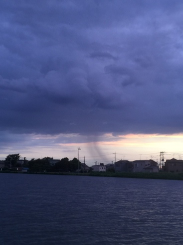 空に黒い筋斗雲発生中！？