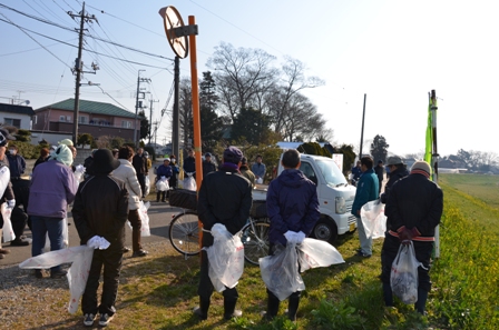 多くの方にご参加いただきました。説明を受け、清掃スタートです。