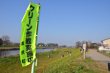 河川敷を清掃しました