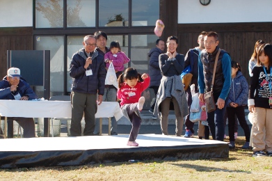 くつ飛ばし大会です！えい！遠くへ飛んでいけ～！