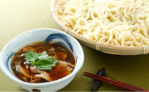 そば処 桂の鴨汁うどんがざるに盛られた食事の風景