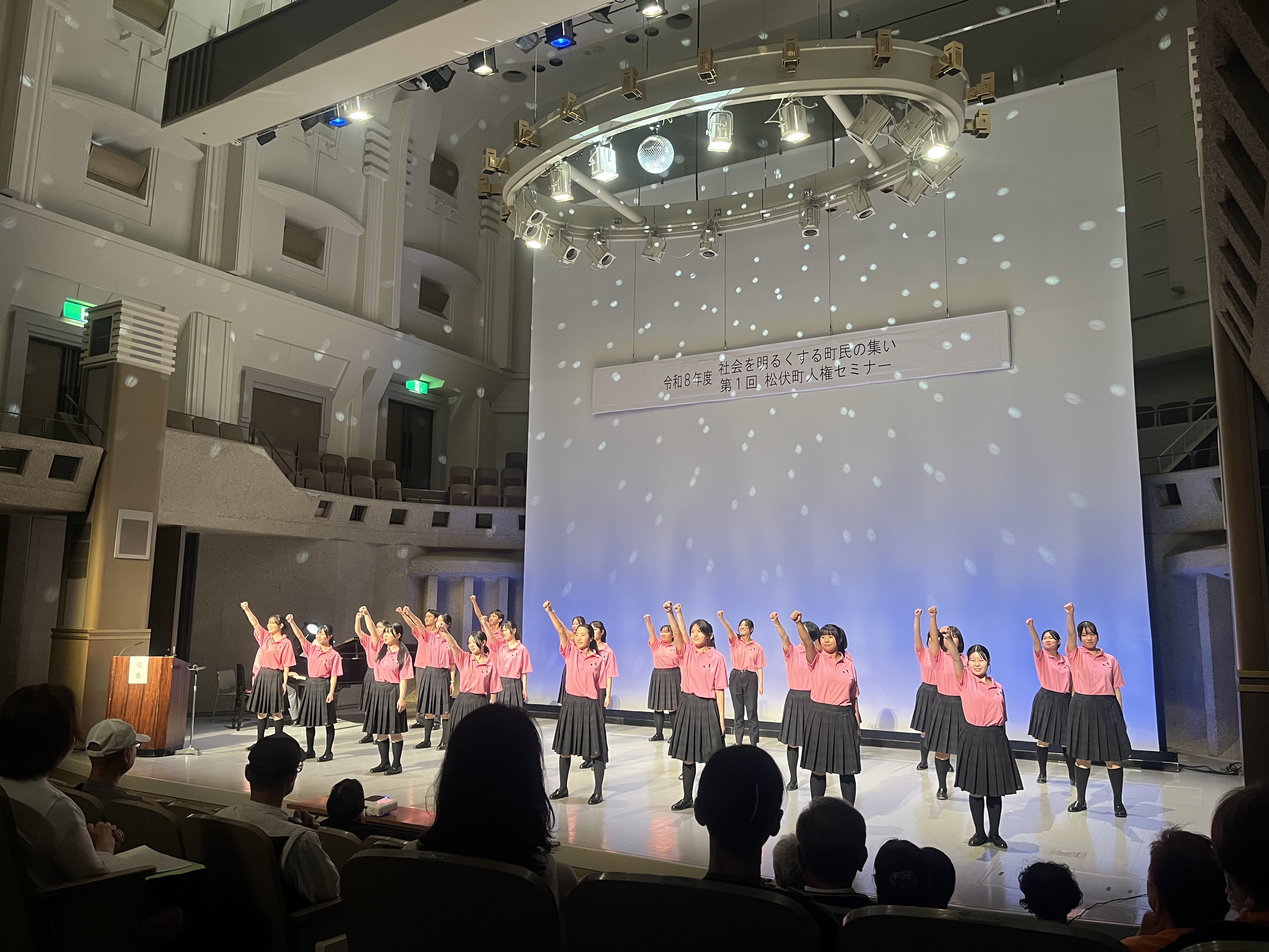 県立松伏高等学校合唱部による演奏の様子