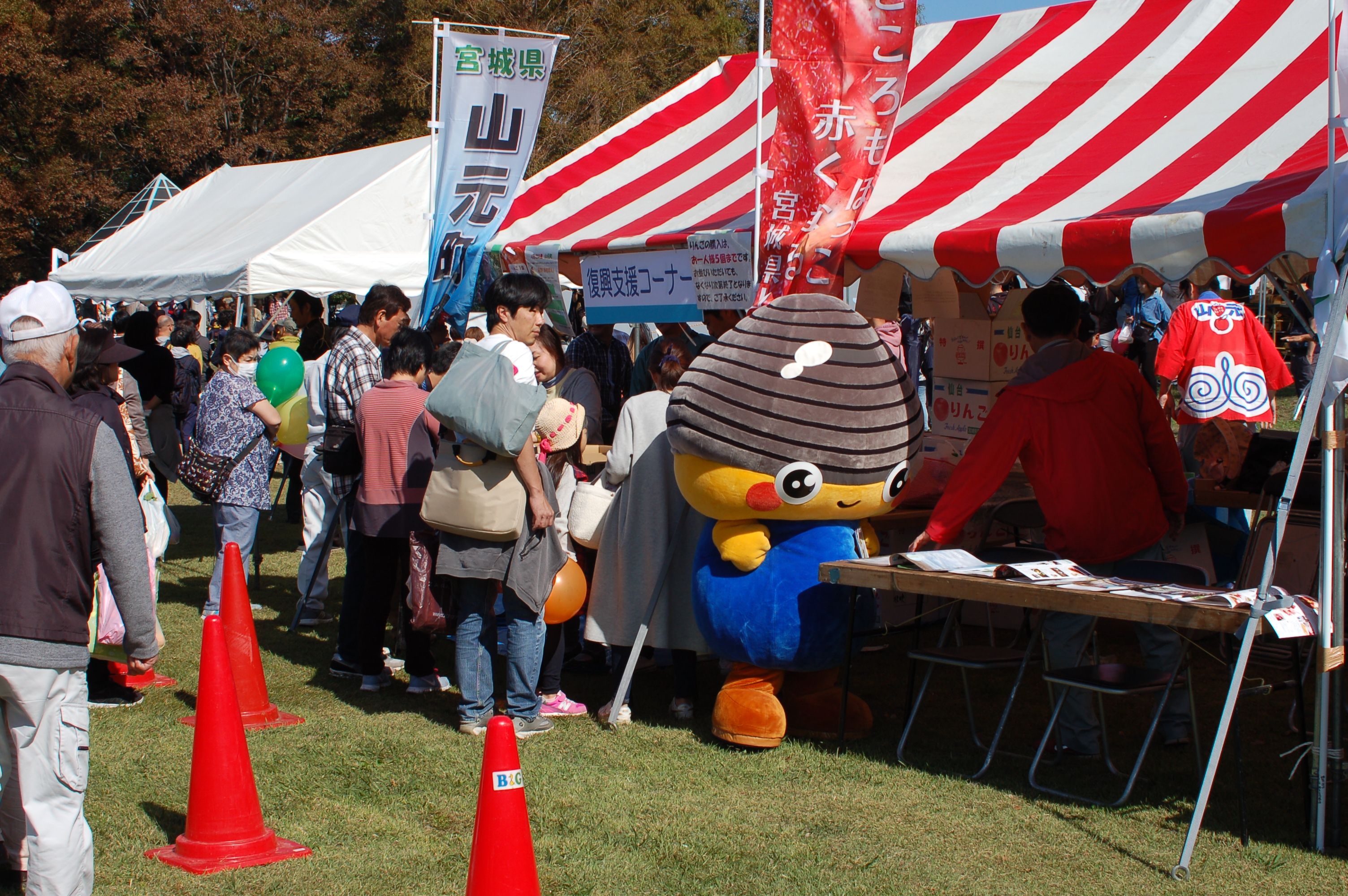 山元町PRキャラクター「ホッキーくん」がお祭りに参加している様子