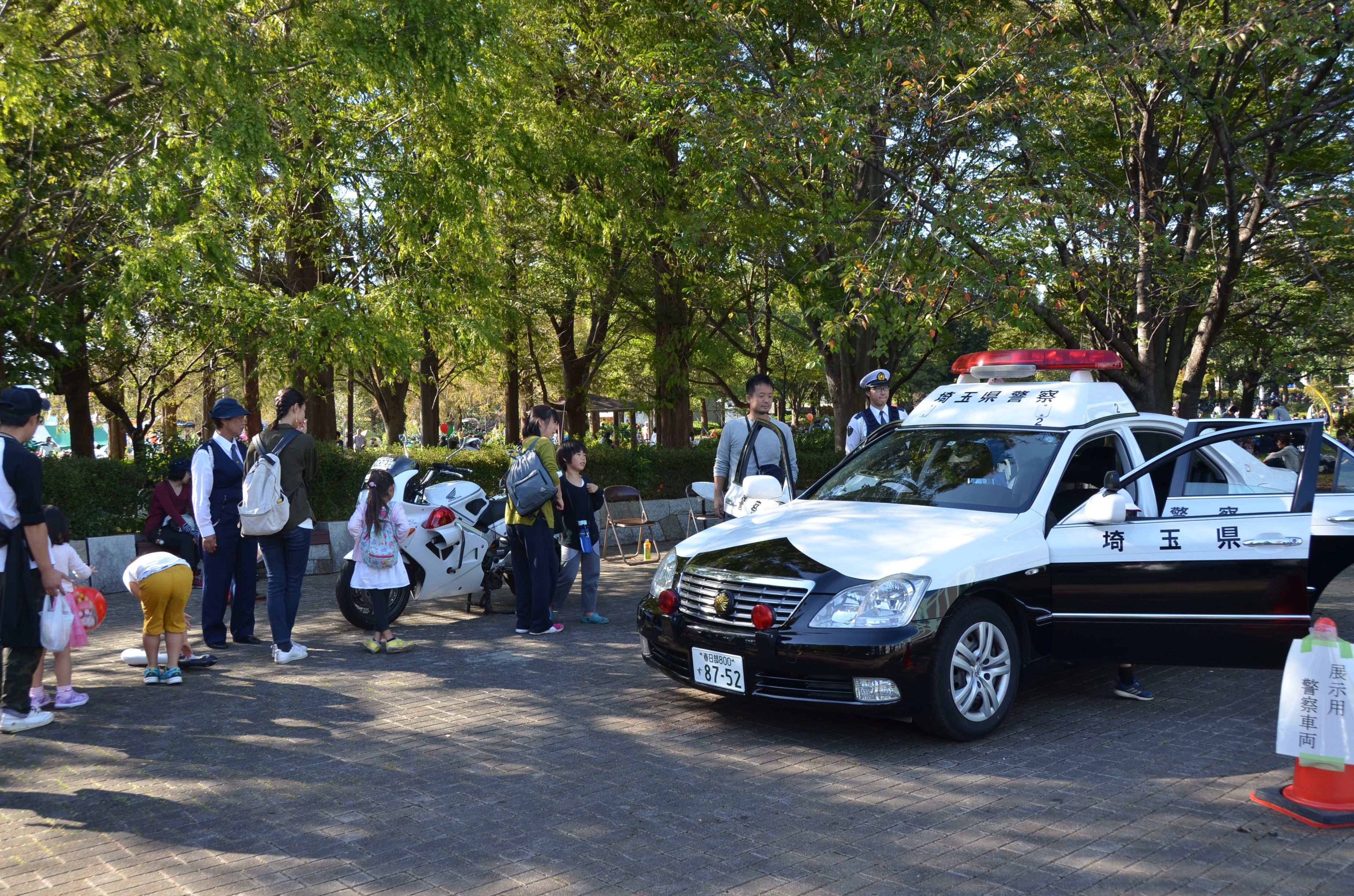 警察車両展示の写真