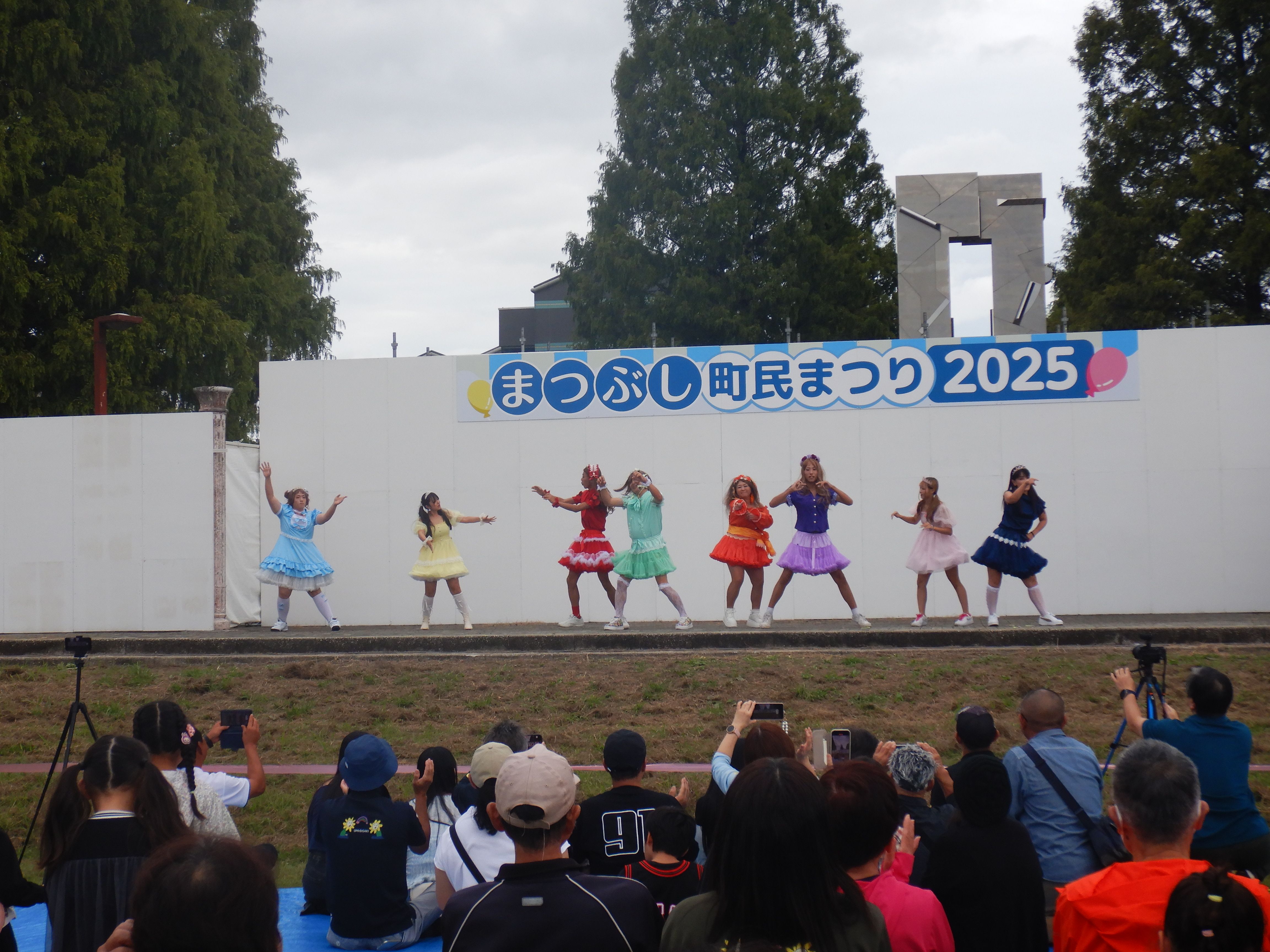 ステージ上のカラフルな衣装のダンサーたちの様子