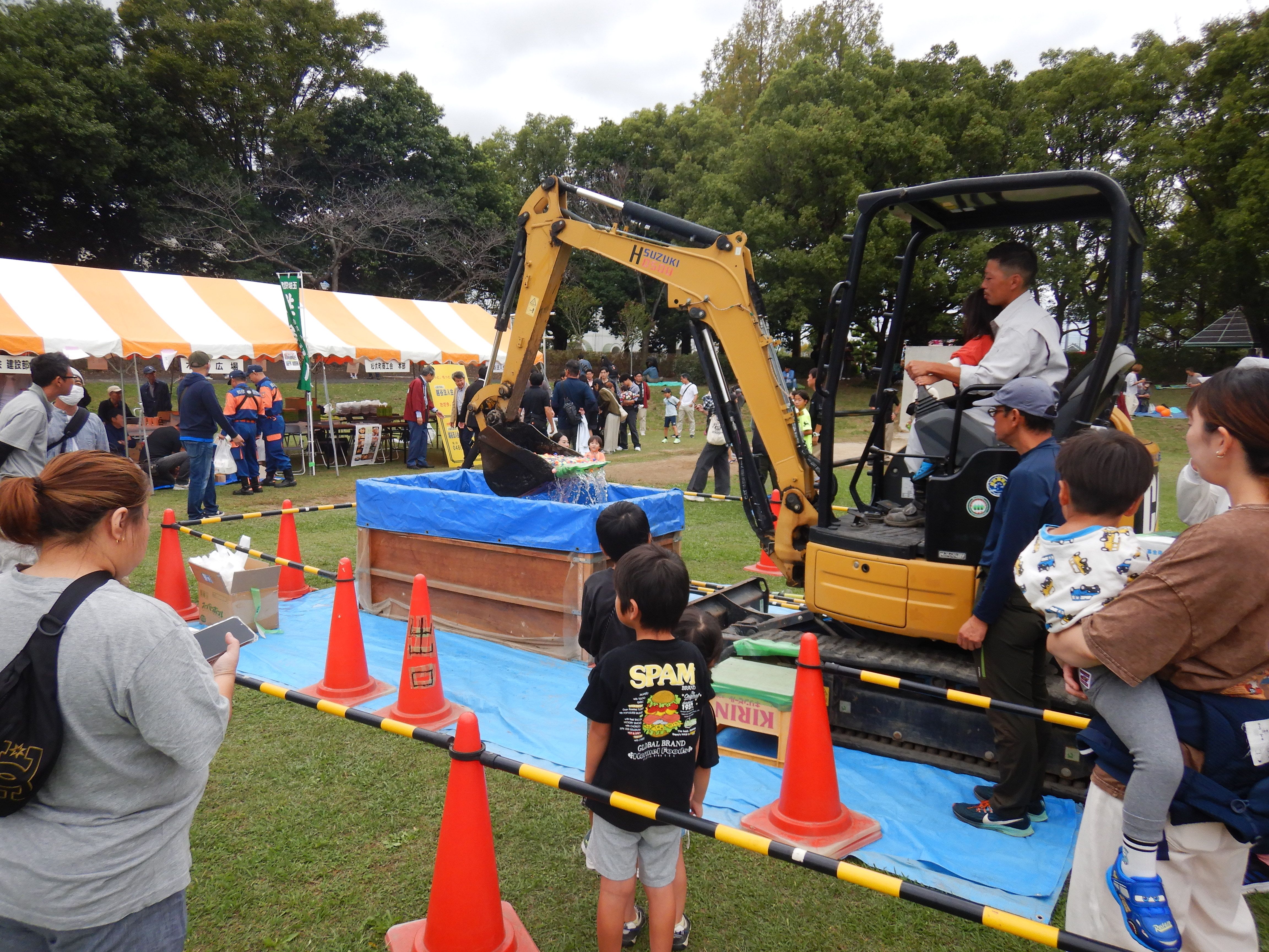 重機のデモンストレーションの写真