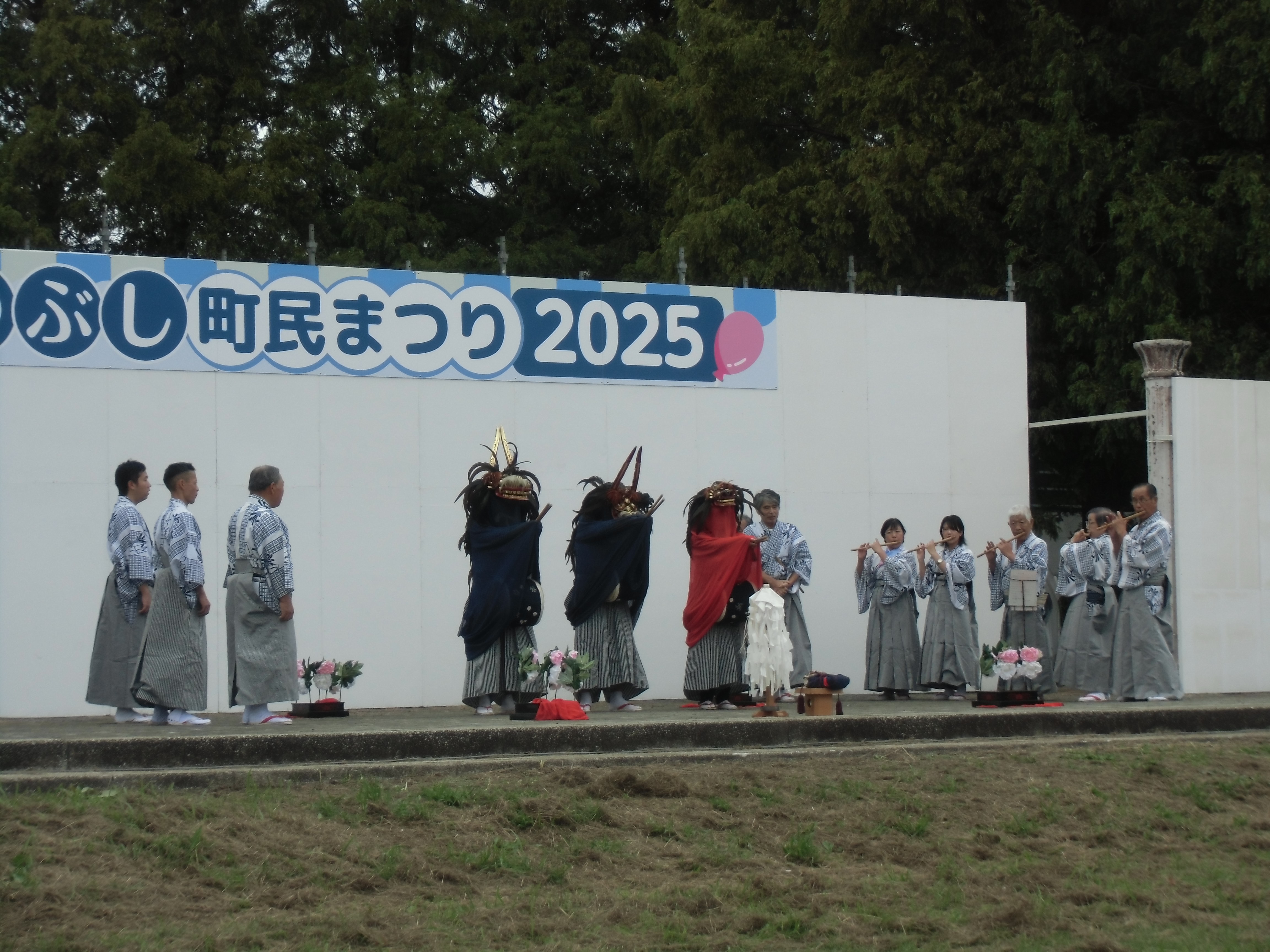 ささら獅子舞を行っている様子