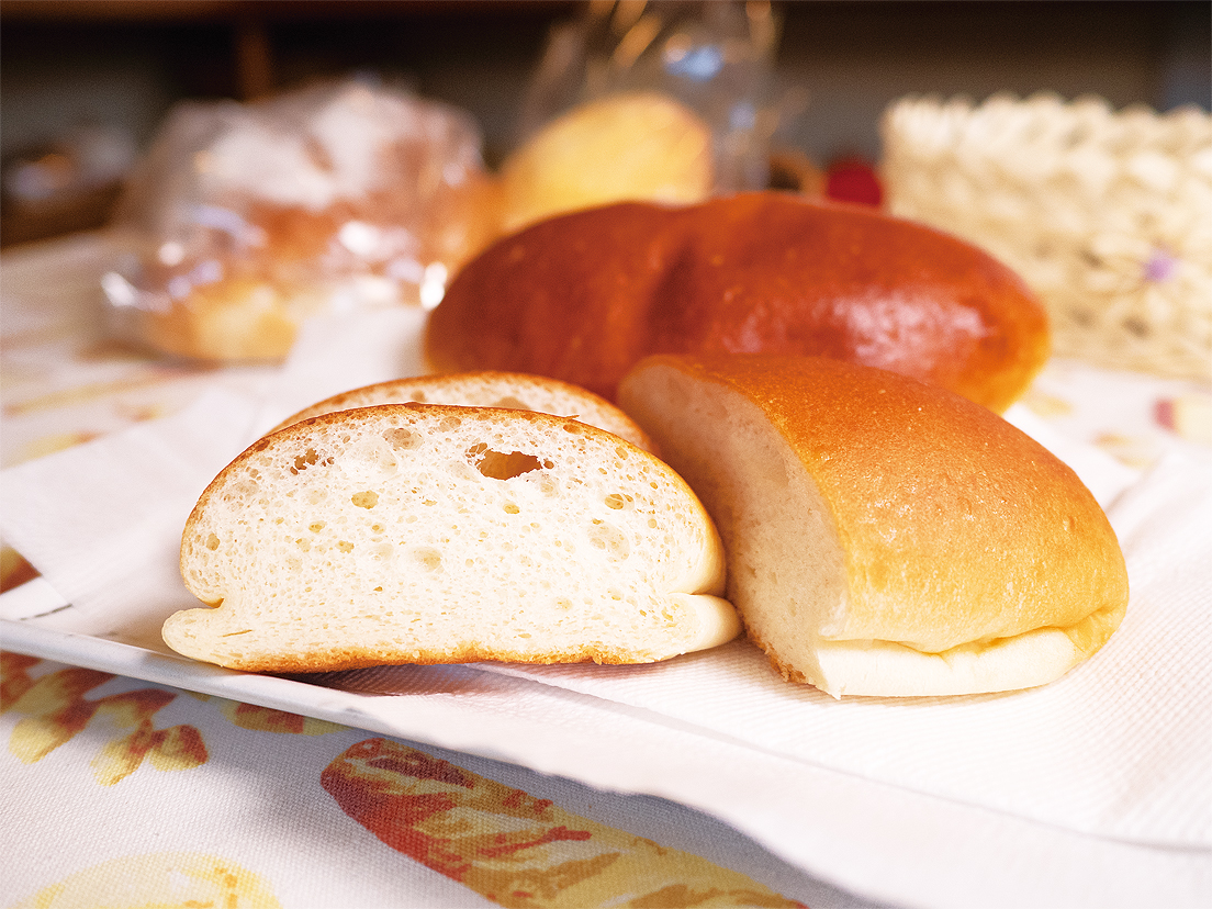 松伏産米粉の学校給食コッペパンの写真