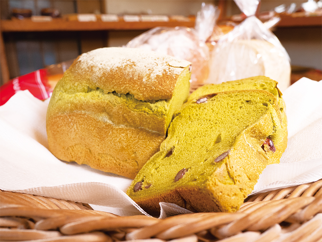 松伏産米粉の大納言小豆入り緑茶ブレッドの写真