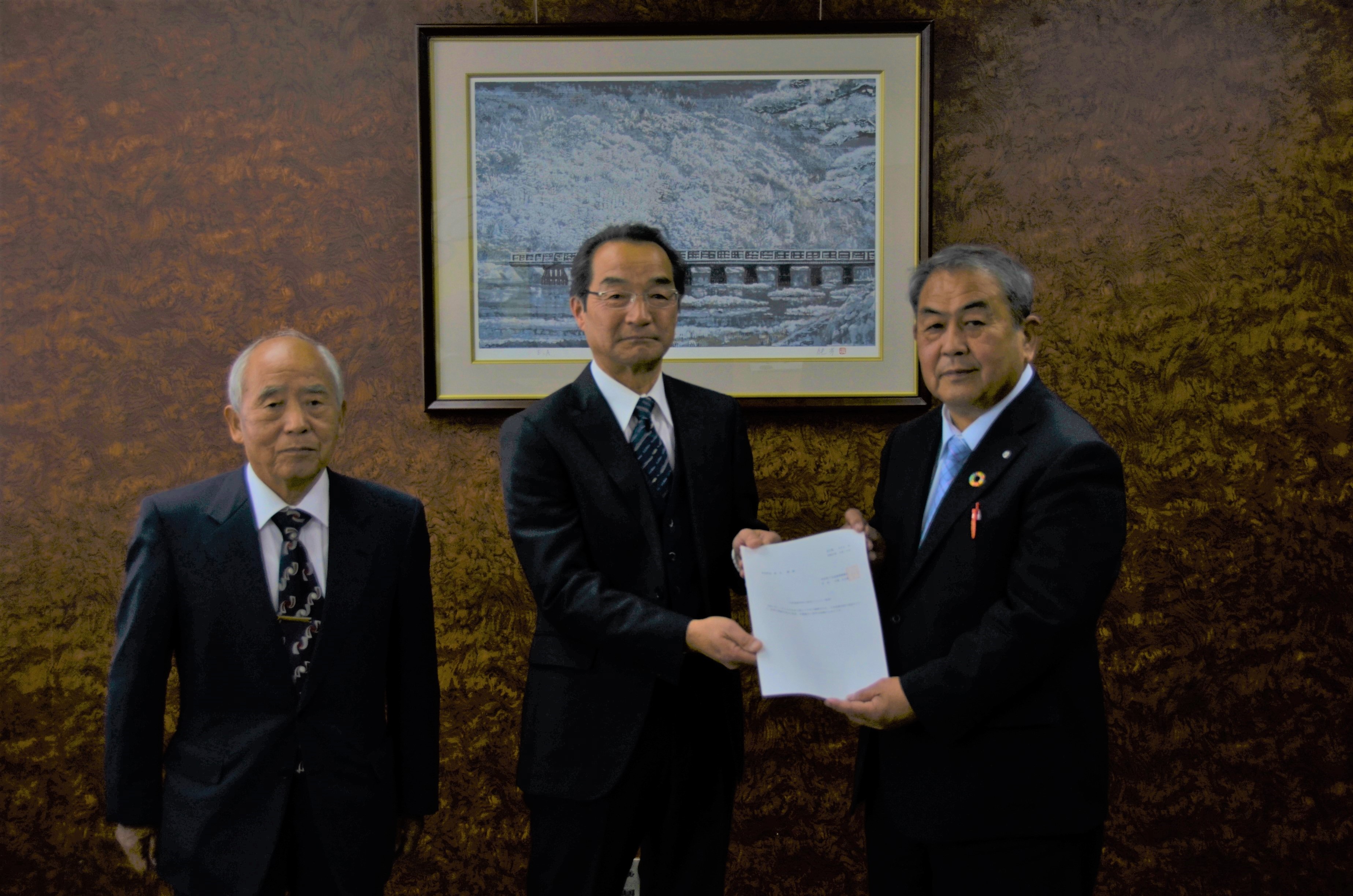 松伏町下水道事業審議会から答申を受けている様子