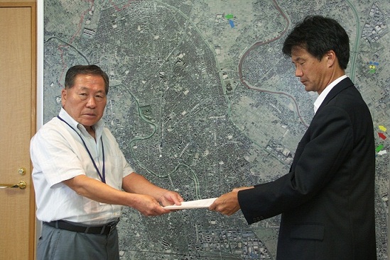 書類を手渡している様子