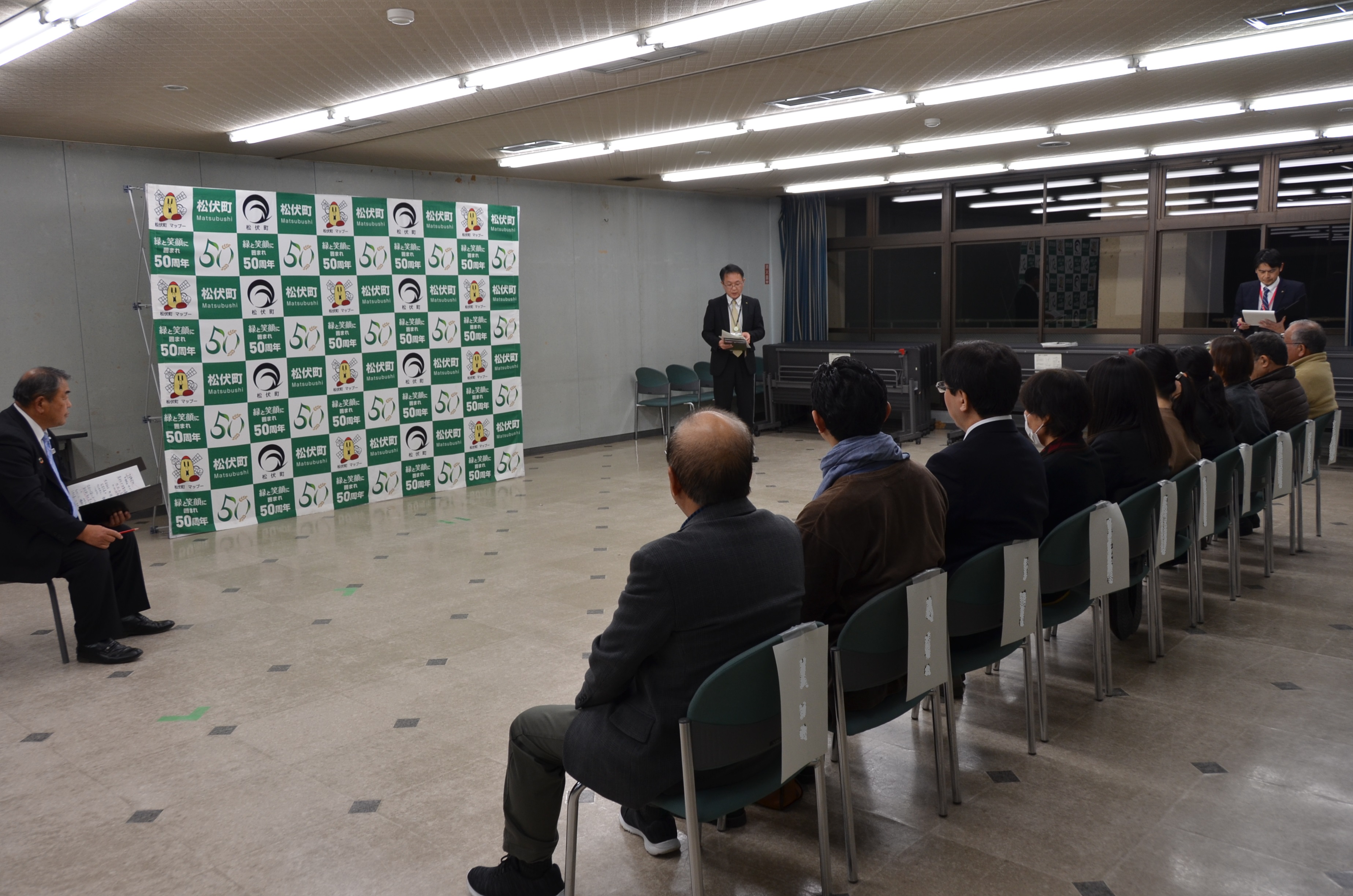 鈴木町長より委嘱書の授与が行われる様子