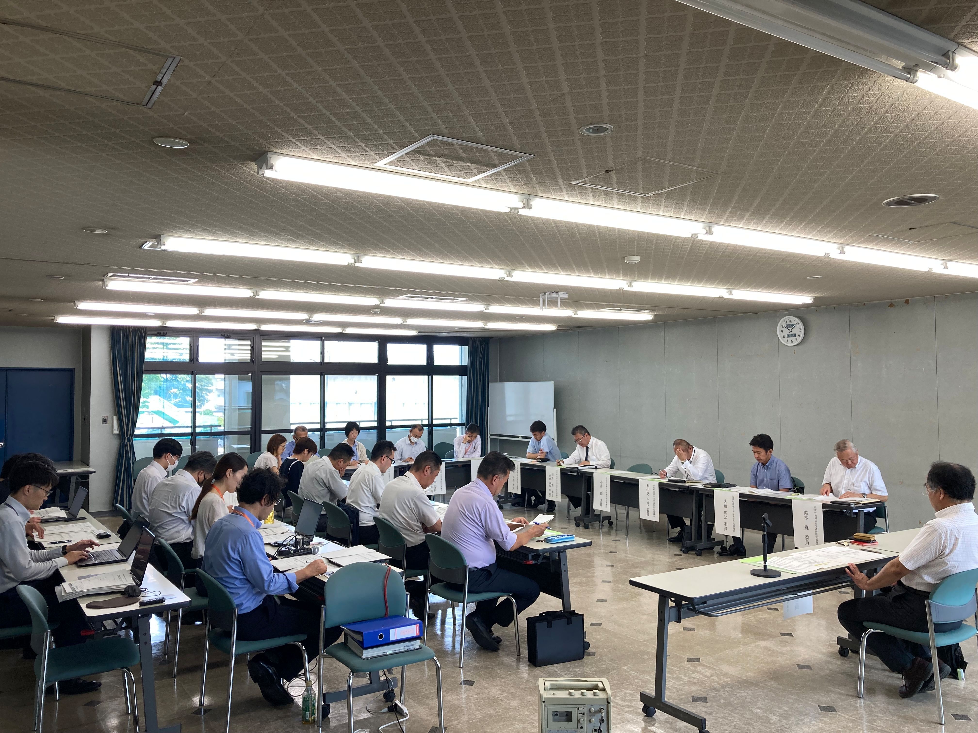 令和6年度第1回松伏町地域公共交通活性化協議会の様子1