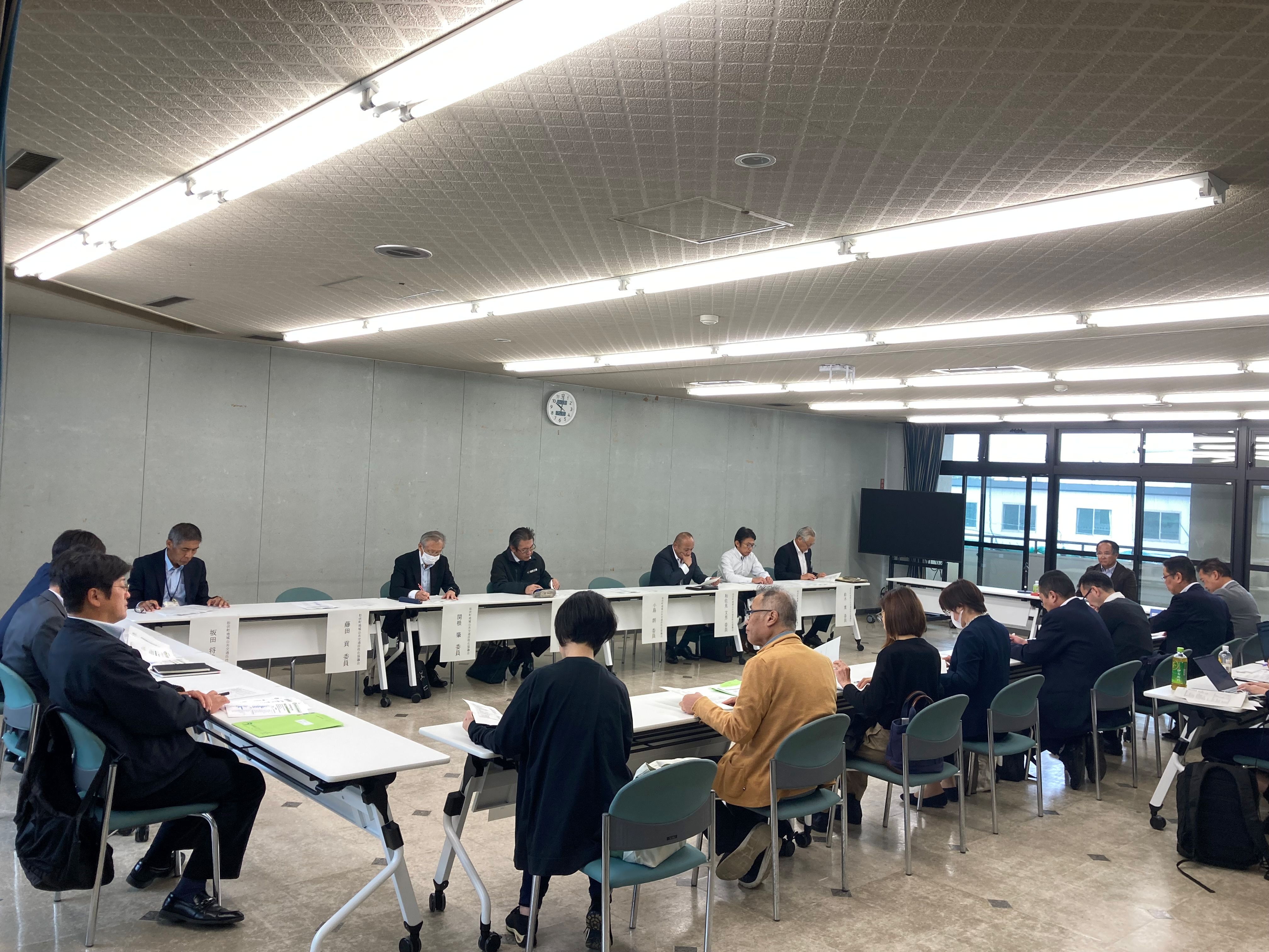 令和6年度第2回松伏町地域公共交通活性化協議会の様子1