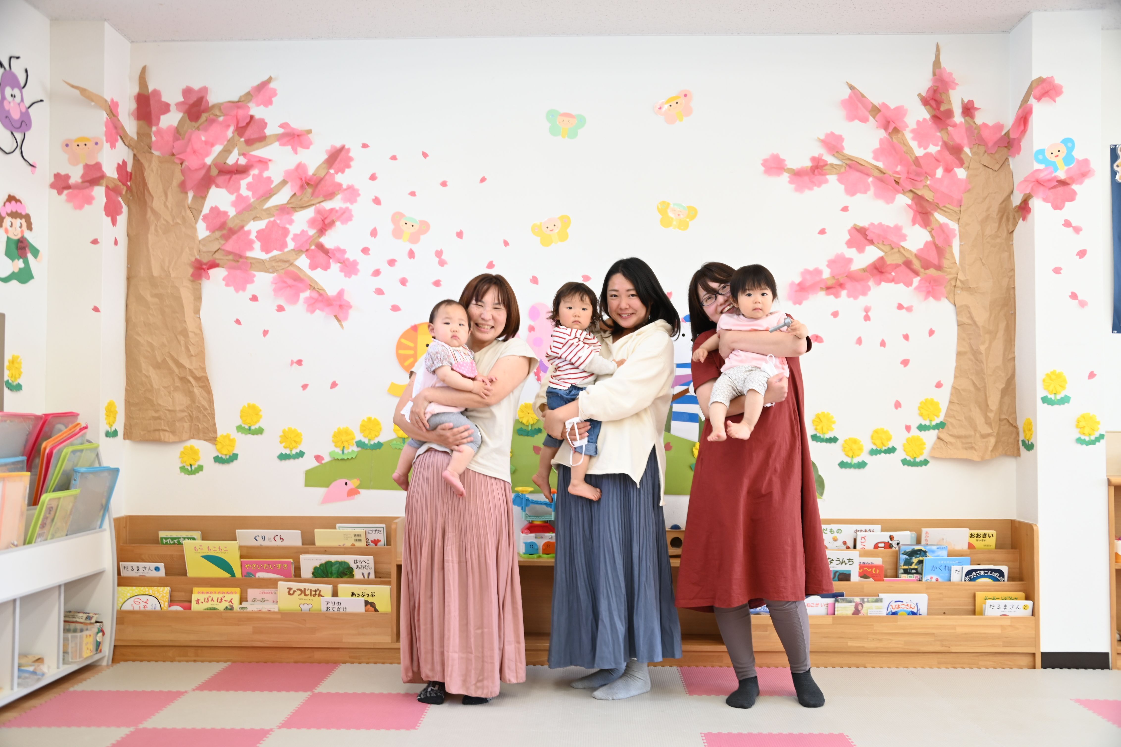 子育て中の女性が子どもを抱いている様子