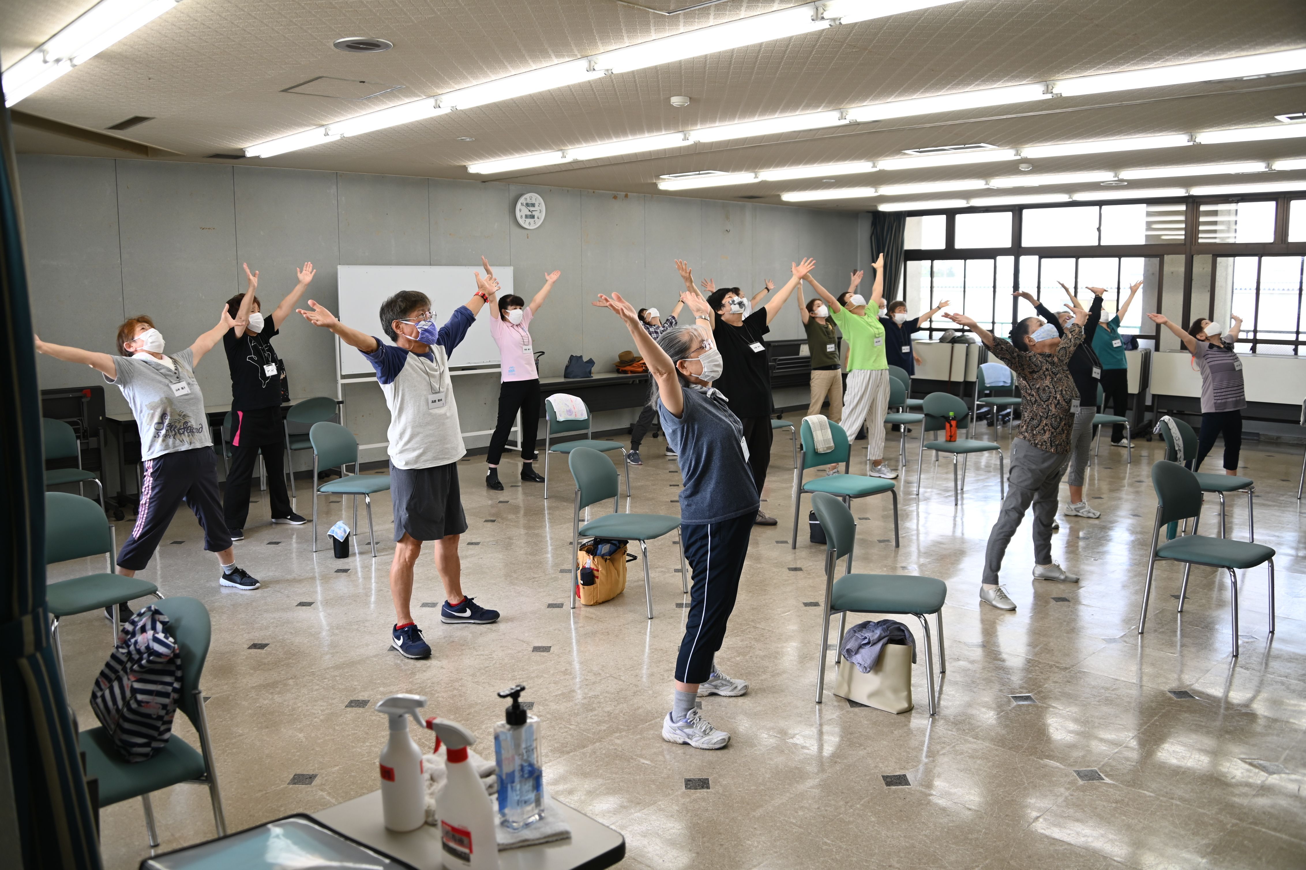 参加者が室内で体を動かしている様子