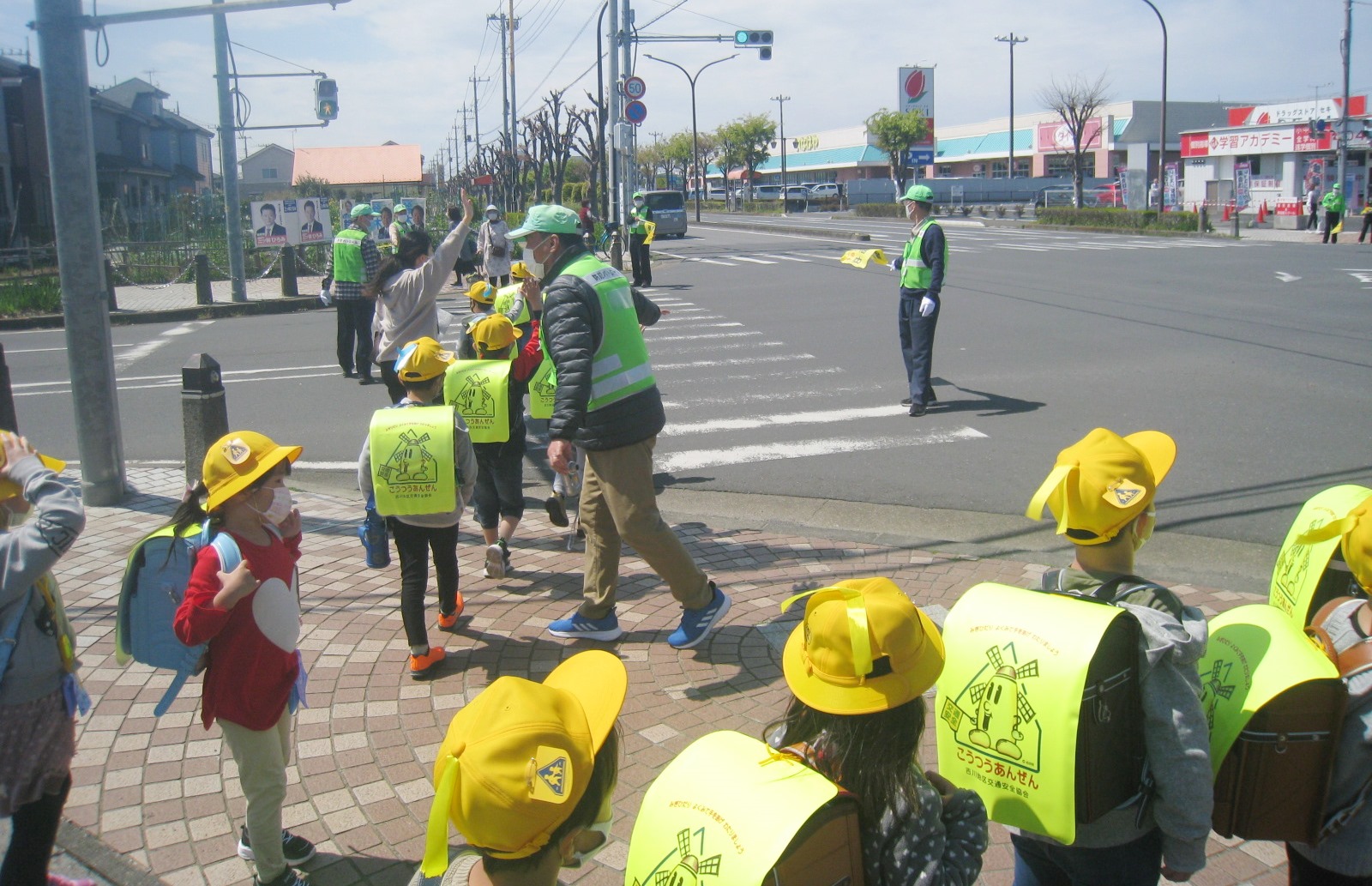 通学途中のこどもたちが道路を渡る様子