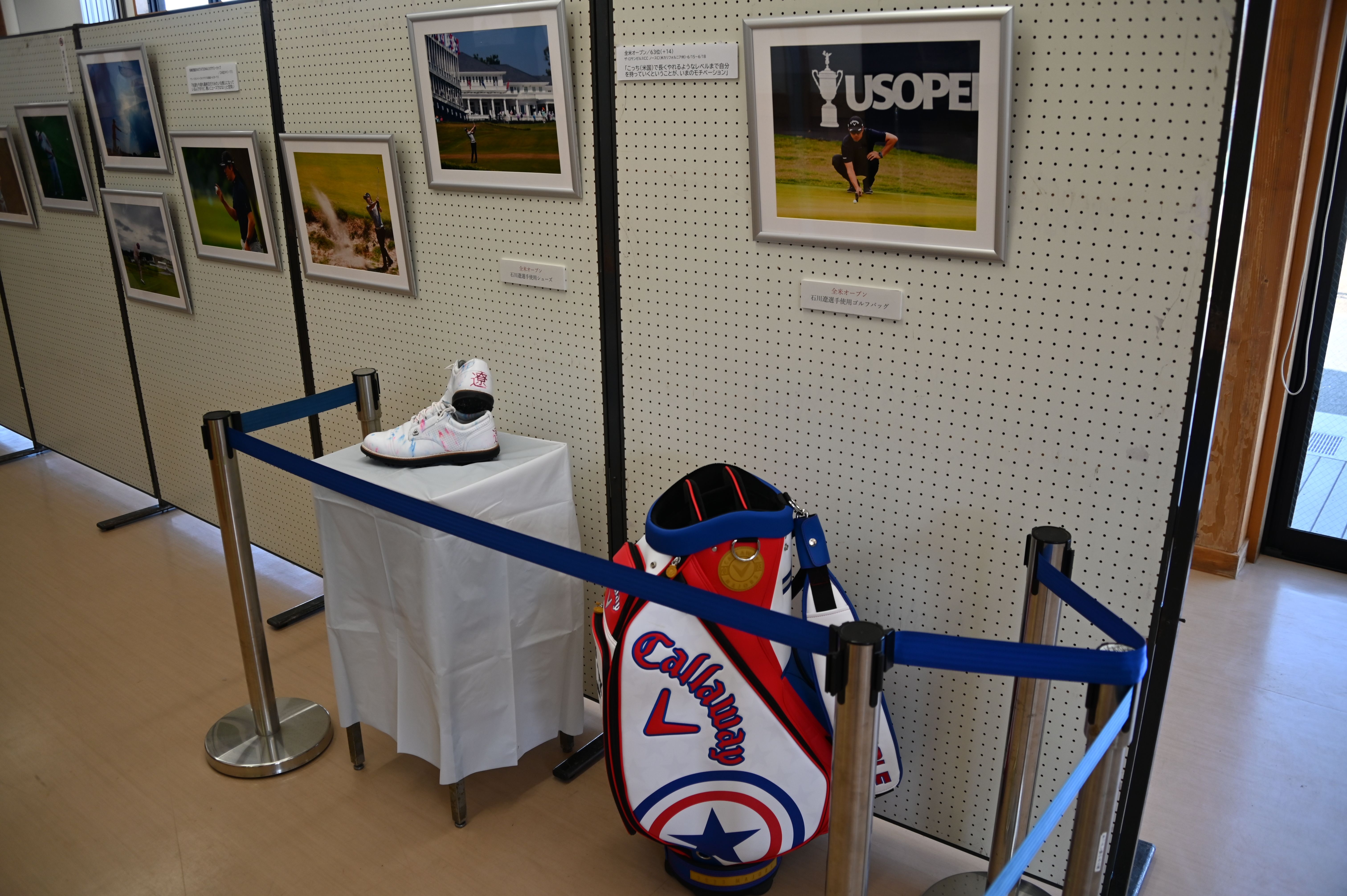 ゴルフバックとシューズが展示されている写真