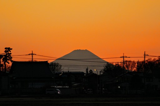 夕暮れに染まる富士山