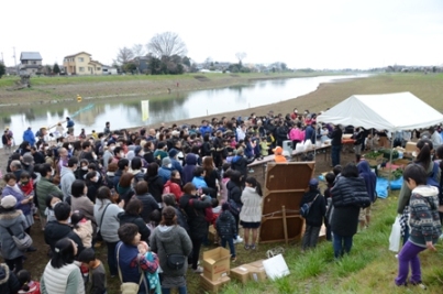 アヒルレースの見学者の写真