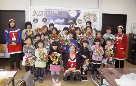 完成したリースを持った参加者の集合写真