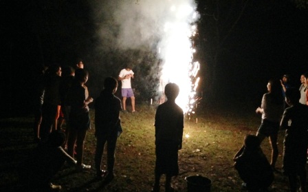 花火をしている様子