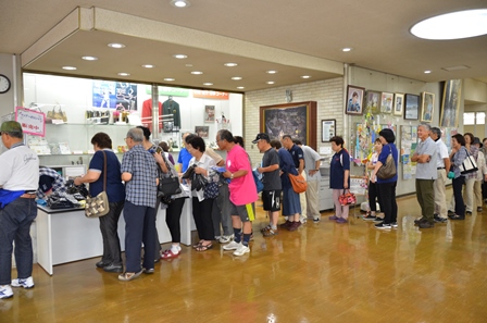 マップーポロシャツ販売の列の様子