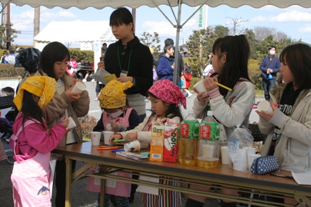 カフェで仕事中の子どもたちの様子