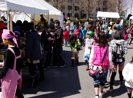 にぎわっている会場の様子