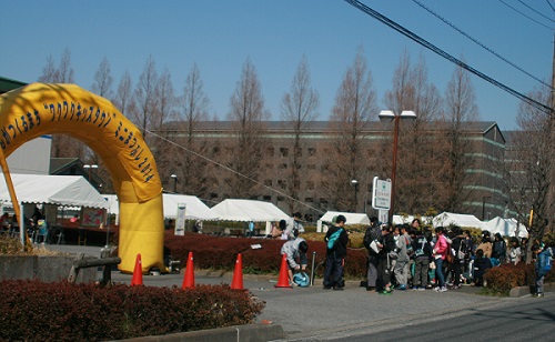 開場を待っている子どもたちの様子