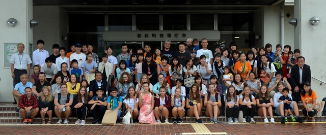 訪問団とホストファミリーの集合写真