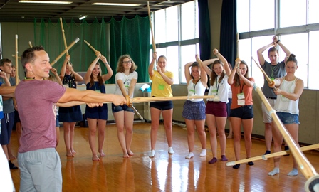 訪問団が剣道を体験する様子