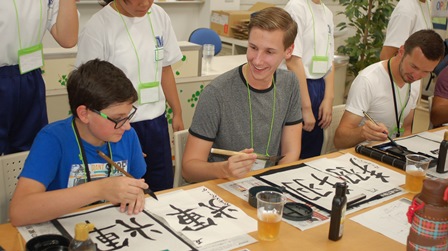訪問団が書道を体験する様子