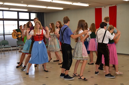 訪問団がダンスと音楽を披露する様子