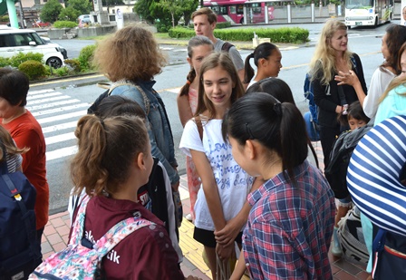 訪問団とホストファミリーの別れの様子1