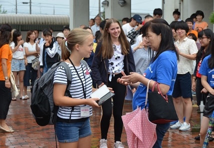 訪問団とホストファミリーの別れの様子2