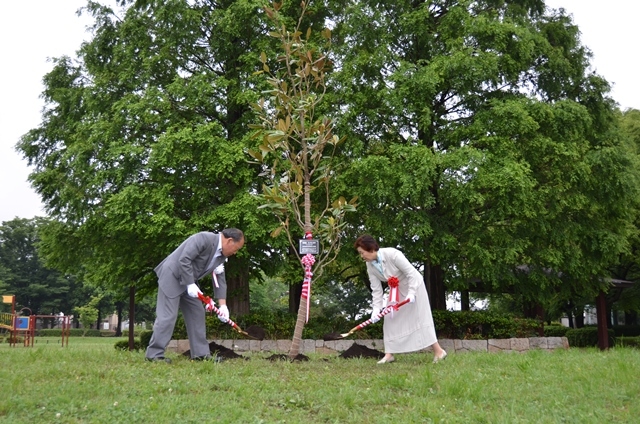 記念植樹の様子その2