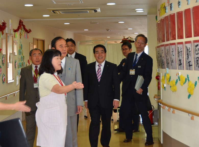 訪問した知事一行を案内する様子