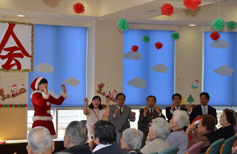 知事一行が入所者と手話体操を行う様子