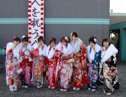 平成24年成人を祝う会　新成人の集合写真