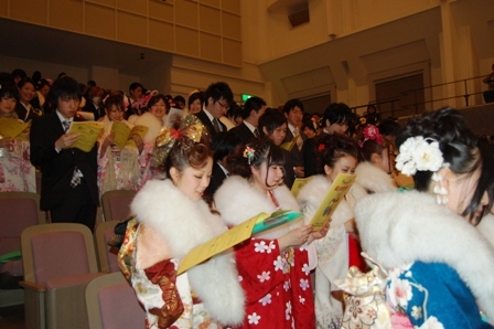 平成24年成人を祝う会　会場内の新成人の様子