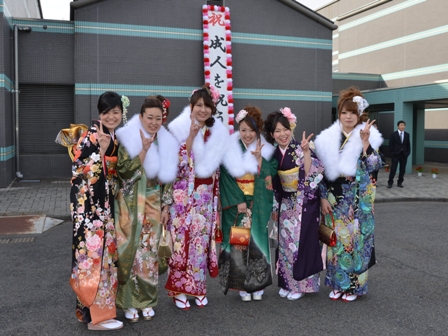 平成25年成人を祝う会　新成人の集合写真