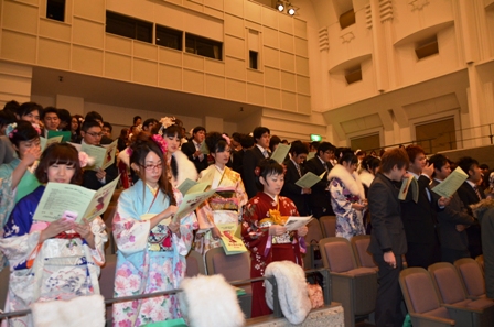 平成25年成人を祝う会　会場内の新成人の様子その1