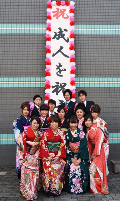 平成26年成人を祝う会　実行委員の集合写真