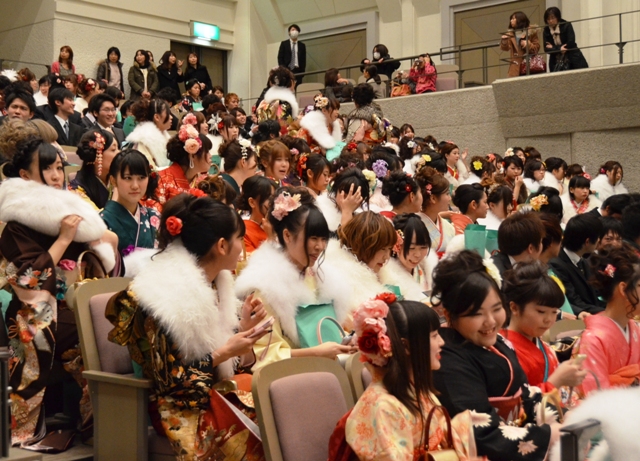 平成26年成人を祝う会　会場内の新成人の様子